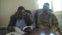 ከግራ ወደ ቀኝ አቶ አየለ ስሜነህ እና አቶ ኢሳይያስ ቱሉ አንድነት ፓርቲ ዋናው ጽህፈት ቤት ውስጥ  ከተመለሱ በኋላ