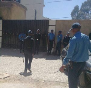 የአዲስ አበባ ፖሊስ የአንድነት ፓርቲ ዋና ጽ/ቤትን ሲቆጣጠር የሚያሳይ