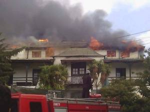 አዲስ አበባ ፒያሳ የሚገኘው ጣይቱ ሆቴል በእሳት ሲቃጠል