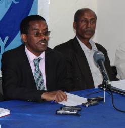 ከግራ ወደ ቀኝ ኢ/ር ይልቃል ጌትነት ከ(ሰማያዊ) እና አቶ ግርማ በቀለ ከ(ኦህዴህ)