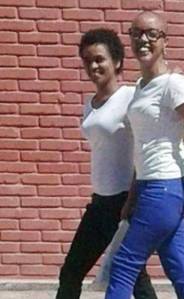 ከቀኝ ወደ ግራ የዞን 9 ብሎገር ማህሌት ፋንታሁን እና ጋዜጠኛ ኤዶም ካሳዬ ከችሎት ሲወጡ